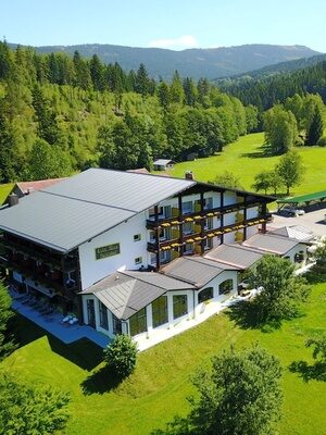 Landhotel GrünWies in Lohberg zwischen Wiesen und Wäldern – Luftaufnahme