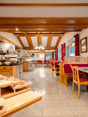 Frühstücksbuffet und Frühstücksraum im Landhotel GrünWies